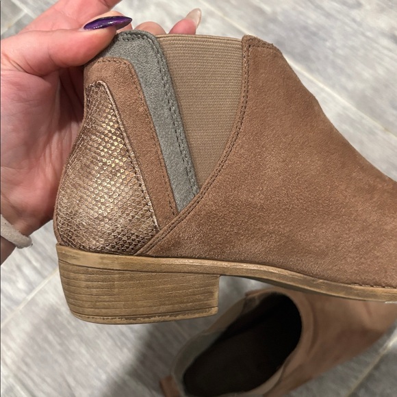 Women’s 8.5 booties with snake skin print - Picture 4 of 4